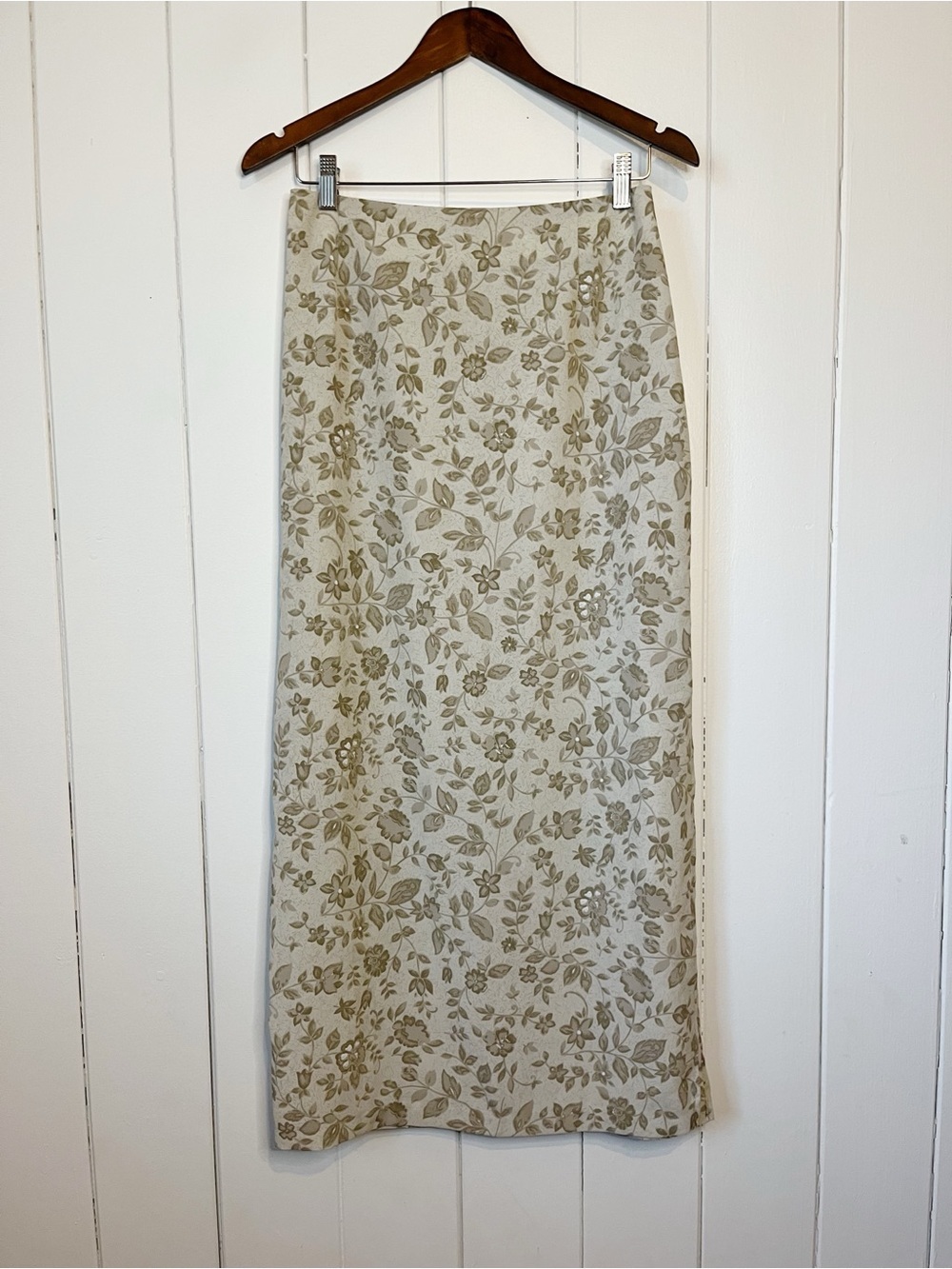 Vintage Classique Collection Beige Floral Print Maxi Skirt.